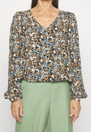 Blusa floreale con scollo a V, caratterizzata da uno sfondo scuro con motivi marroni, beige e blu. Maniche lunghe con polsini arricciati.