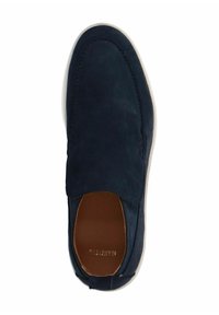 Scarpa slip-on blu navy realizzata in suede, con punta arrotondata, pannelli laterali elasticizzati e suola in gomma bianca. L'interno presenta una fodera in pelle beige.