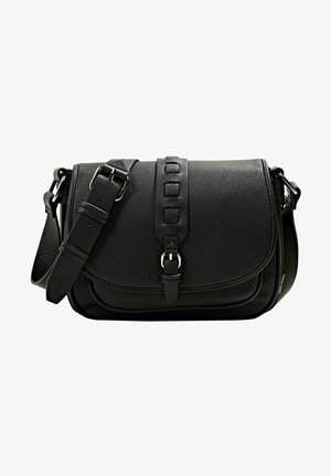 Sac bandoulière en cuir noir avec une sangle réglable et un rabat avant présentant des accents carrés décoratifs et une petite boucle argentée.