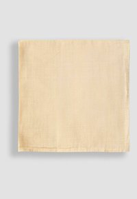 Lichtbeige linnen servet, vierkante vorm, met een zachte textuur en een eenvoudige omgezoomde rand, zonder patronen of extra versieringen.