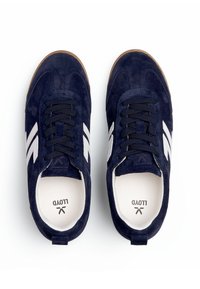 Marineblaue Wildledersneaker mit weißen diagonalen Streifen, runden Zehen, schwarzen Schnürsenkeln und hellen Sohlen mit geprägtem Branding im Inneren.