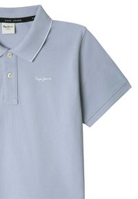 Šviesiai mėlynas polo marškinėliai, pagaminti iš tekstūruoto audinio, turi klasikinį apykaklę, sagų užsegimą ir baltą siuvinėtą logotipą krūtinėje.