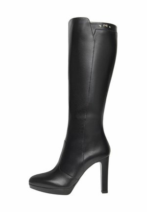 Botte noire montante en cuir lisse, avec un bout pointu, un talon haut et un détail doré près du haut de la tige.