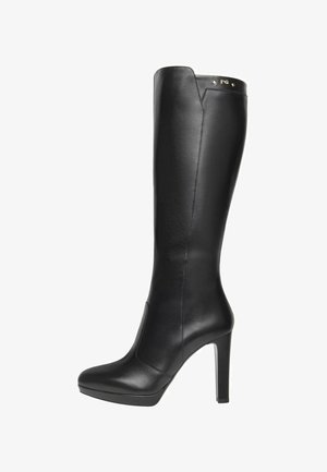 Schwarze kniehohe Stiefel aus glattem Leder, mit spitzer Zehe, hohem Absatz und goldenen Akzenten am oberen Schaft.