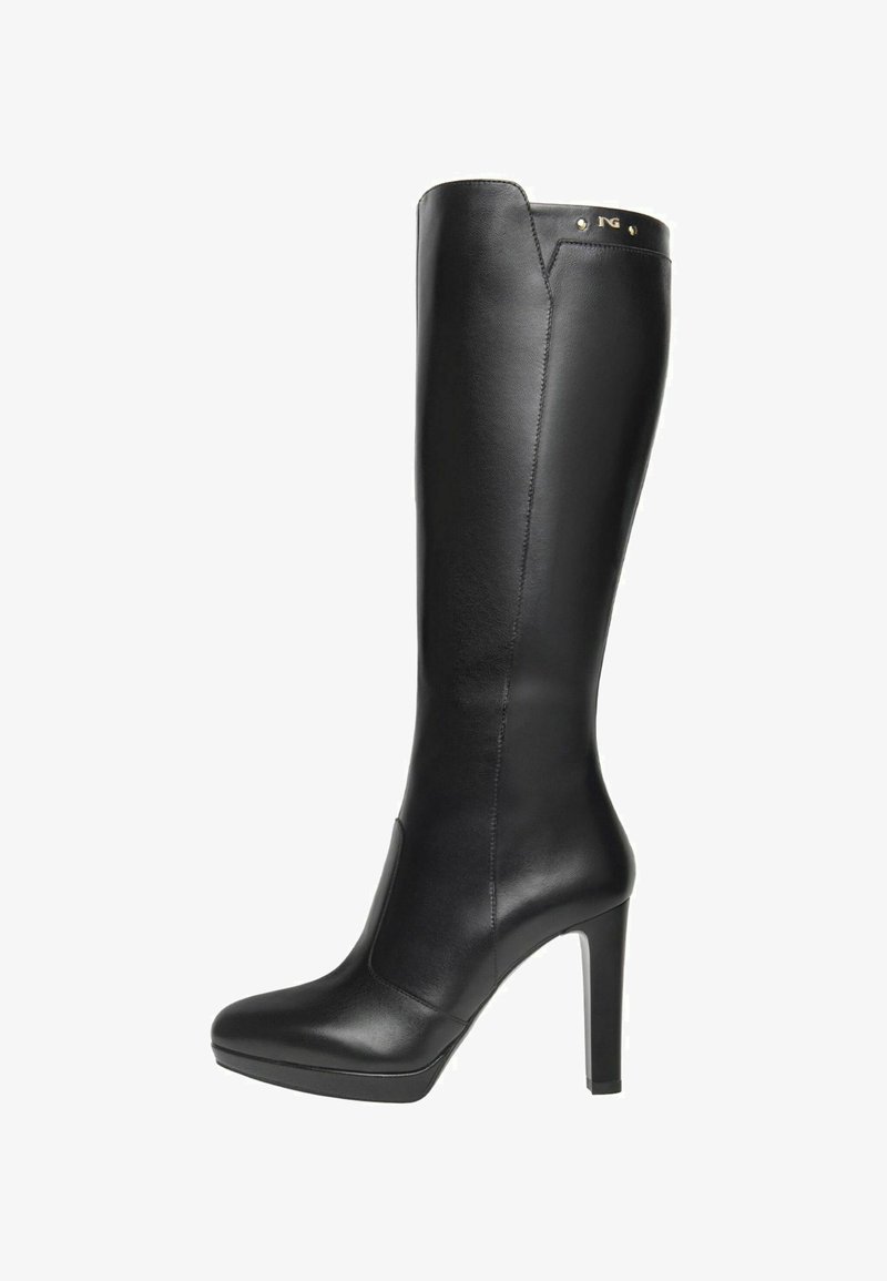 Bota negra hasta la rodilla hecha de cuero suave, con punta afilada, tacón alto y detalle dorado cerca de la parte superior del tubo.