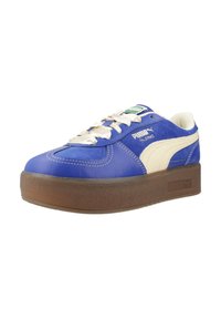Baskets Puma Palermo bleu et crème avec lacets blancs et semelle épaisse marron, inclinées vers la gauche montrant les détails latéraux et avant.