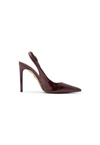 Décolleté in vernice bordeaux con tacco a spillo, punta affusolata e dettagli metallici oro. Finitura liscia e lucida.