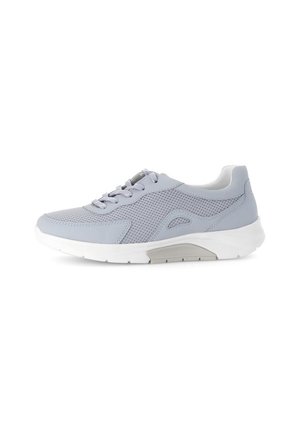 Lichtgrijze sneaker van mesh en leren materialen, ronde neus, vlakke witte zool en vetersluiting. Subtle ontwerpelementen aan de zijkanten.