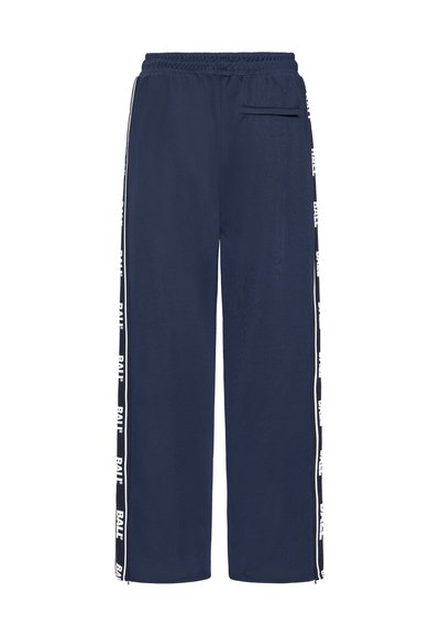 Pantalons de survêtement bleu marine en tissu lisse, dotés d'une taille avec cordon de serrage, de poches latérales et de bandes de marque blanches sur les côtés.