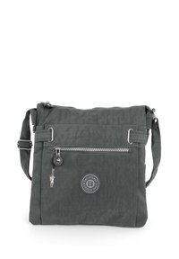 Graue Umhängetasche aus strukturiertem Stoff, mit einer vorderen Reißverschlusstasche, Logo-Patch und einem verstellbaren Riemen mit metallischen Hardware-Akzenten.