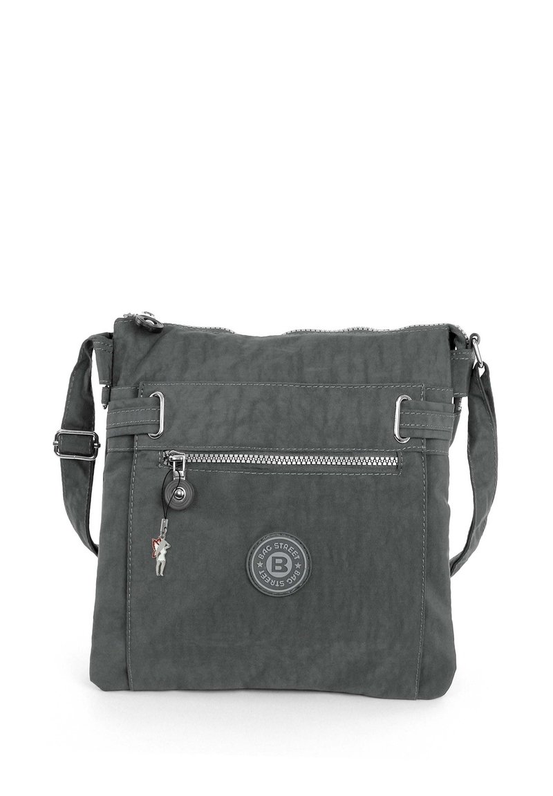 Graue Umhängetasche aus strukturiertem Stoff, mit einer vorderen Reißverschlusstasche, Logo-Patch und einem verstellbaren Riemen mit metallischen Hardware-Akzenten.