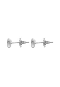 Sølvstud øreringer med polert finish, med runde former og enkelt design. Robuste stenger med sommerfugl bakker for sikker bruk.