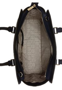 Mörkblå handväska med gulddetaljer, dragkedjestängning och dubbla handtag. Insidan har ett ljust mönstrat foder med fack.