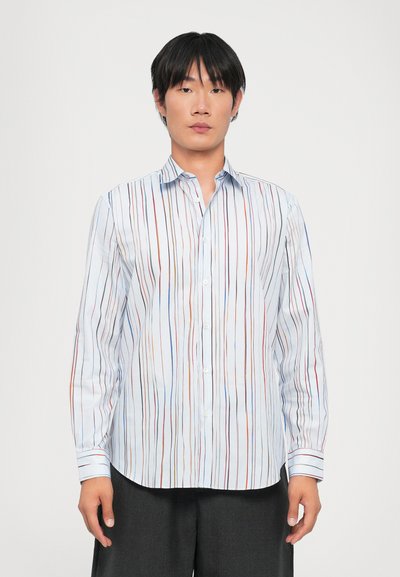 Camisa abotonada con rayas verticales multicolores sobre un fondo azul claro. Hecha de tela ligera, con cuello puntiagudo y mangas largas.