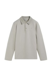 Polo de manga larga en gris claro, hecho de algodón; presenta un cuello clásico, tres botones y un logo sutil en el pecho.