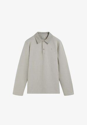 Polo de manga larga en gris claro, hecho de algodón; presenta un cuello clásico, tres botones y un logo sutil en el pecho.