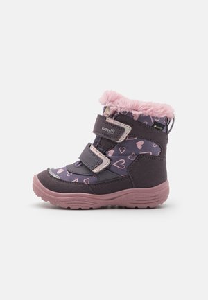 Lila Winterstiefel mit pinken Akzenten, Herzmustern, Kunstfellbesatz und zwei Klettverschlüssen. Gummisohle für Traktion und Haltbarkeit.