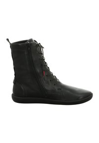 Zwarte leren laarzen tot halverwege de kuit met een gestructureerde afwerking, voorzien van veters aan de voorkant, een ritssluiting aan de zijkant en een flexibele zwarte zool.