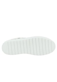 Semelle de chaussure en caoutchouc blanc avec des rainures horizontales pour l'adhérence, présentant une texture lisse et des bords arrondis.