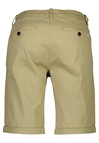 Shorts kaki à coupe droite, avec des revers, deux poches arrière avec des boutons noirs et une texture de tissu lisse et léger.