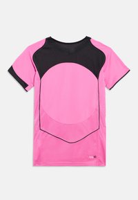 Αθλητικό μπλουζάκι με κοντά μανίκια, ροζ και μαύρα πάνελ από δίχτυ, κυκλικό σχέδιο στην πλάτη και λογότυπο "total 90" στο κάτω δεξί μέρος.