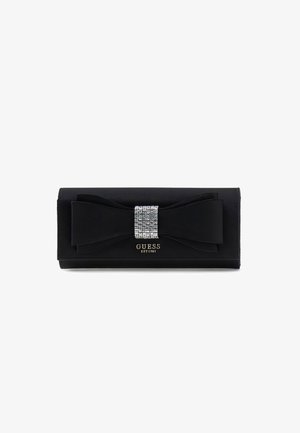 Schwarze Clutch-Geldbörse mit strukturierter Oberfläche, verziert mit einer großen Schleife und einem mit Strasssteinen besetzten Verschluss. Goldfarbenes "GUESS EST 1981" Logo unten.