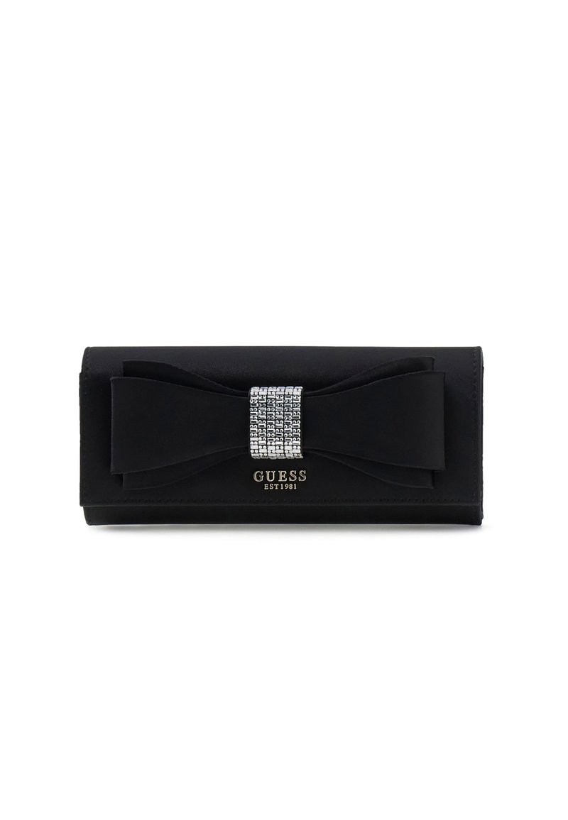 Portafoglio clutch nero con superficie texture, caratterizzato da un grande fiocco e una chiusura decorata con strass. Logo dorato "GUESS EST 1981" nella parte inferiore.