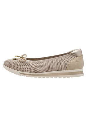 Scarpa piatta beige slip-on in tessuto a maglia testurizzato, piccolo fiocco con punte dorate sul davanti e suola leggermente rialzata con cuscinetto nel tallone.