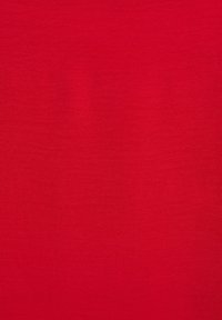 Tkanina bawełniana w jednolitym czerwonym kolorze o gładkiej teksturze, charakteryzująca się jednolitą barwą w całej powierzchni bez wyraźnych wzorów czy akcentów.