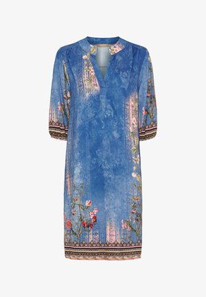 Blå blomsterkjole med v-udskæring, trekvartlange ærmer og detaljerede mønstre ved kanten og skuldrene. Stof med en tekstureret overflade.