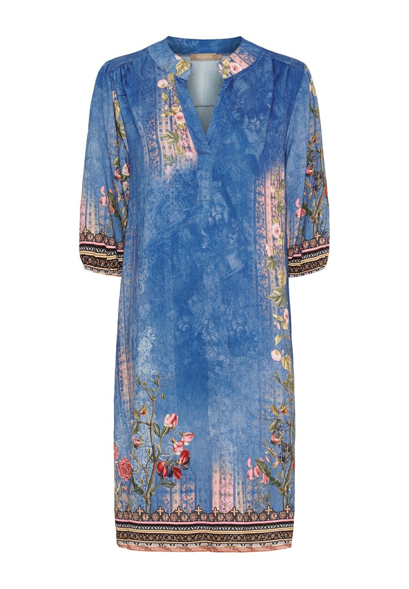 Blommig blå klänning med V-ringning, trekvartslånga ärmar och intrikata mönster vid fållen och axlarna. Tyget har en strukturerad yta.
