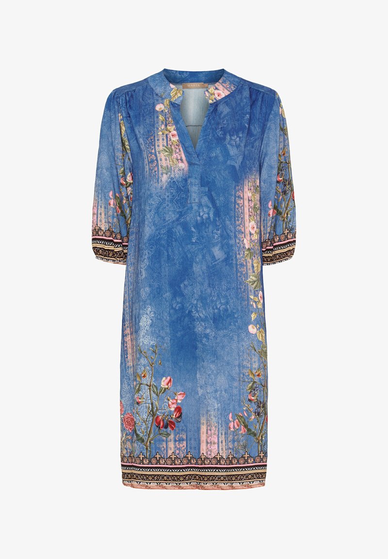 Blommig blå klänning med V-ringning, trekvartslånga ärmar och intrikata mönster vid fållen och axlarna. Tyget har en strukturerad yta.