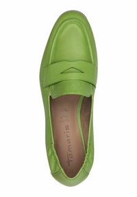 Groene leren instapper met een moccasin-achtige design, voorzien van een platte zool, gestikte details en een decoratieve band over de voorkant.