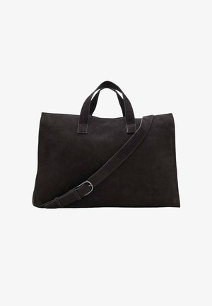 Bolso de ante negro con dos asas cortas y una correa para el hombro removible. Forma rectangular, diseño minimalista, textura suave, sin herrajes visibles.