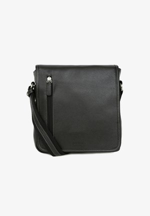 Zwarte leren schoudertas met een textuurafwerking, voorzien van een ritszak aan de voorkant en een verstelbare schouderriem. Vierkante vorm met stikselaccenten.