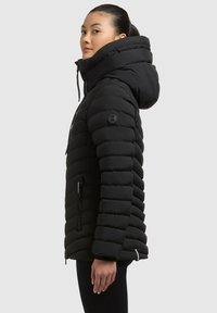 Schwarze Steppjacke mit hohem Kragen und großer Kapuze, mit horizontalen Nähten, Reißverschlusstaschen und elastischen Bündchen.