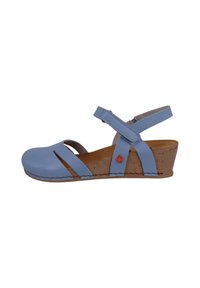 Helle blaue Leder-Wedgesandale mit Korksohle, die ein ausgeschnittenes Design und einen verstellbaren Riemen aufweist. Kleine rote Blumenakzent in der Nähe der Ferse.