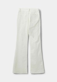 Jeans albe evazate cu o textură netedă, dotate cu două buzunare pe spate și un design cu talie înaltă. Brâu plat și deschideri largi pentru picioare.