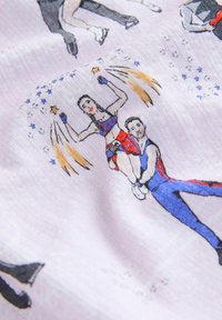 Audums ar ilustrētām figūrām dzīvās krāsās tērptām. Dizainā ietilpst izpildītāji darbībā, zvaigznes un krāsaini akcenti uz gaiša fona.