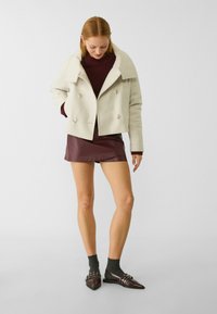 Stradivarius WITH A HIGH COLLAR AND LONG SLEEVES  - Giacca leggera - white