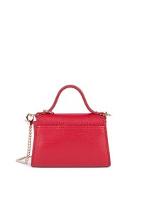 Petit sac à main en cuir rouge texturé avec une poignée supérieure et une bandoulière chaîne dorée, présenté de dos sur fond blanc.