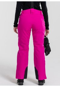 Roze skibroek met zwarte accenten, een hoge taille, verstelbare banden en zijzakken met rits. Gladde textuur, rechte pijpdesign.