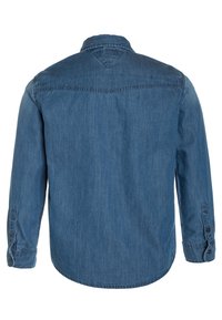 Niebieska koszula dżinsowa z długimi rękawami, mankietami na guziki i plecowym karczkiem. Gładka tekstura, klasyczny krój oraz subtelne detale w stichu.