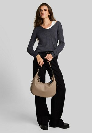 TOM TAILOR, TOM TAILOR BAGS TTARTEMISA M BEUTELTASCHE MIT ANHÄNGER - Borsa a mano - taupe   taupe