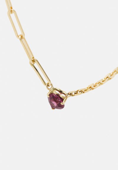 Colier din lanț de nuanță aurie, cu pandantiv din gemstone mov în formă de inimă, fixat într-un cadru cu prong, având un design cu linii lungi.