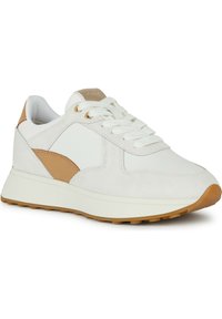 Sneakers bianchi con un design in suede e pelle, dettagli in tonalità sabbia, lacci rotondi, suola testurizzata e collo imbottito.