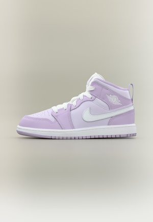 Lilla- ja valge keskmise kõrgusega Nike Air Jordan toss valgete paelte ja tallaga neutraalsel taustal.