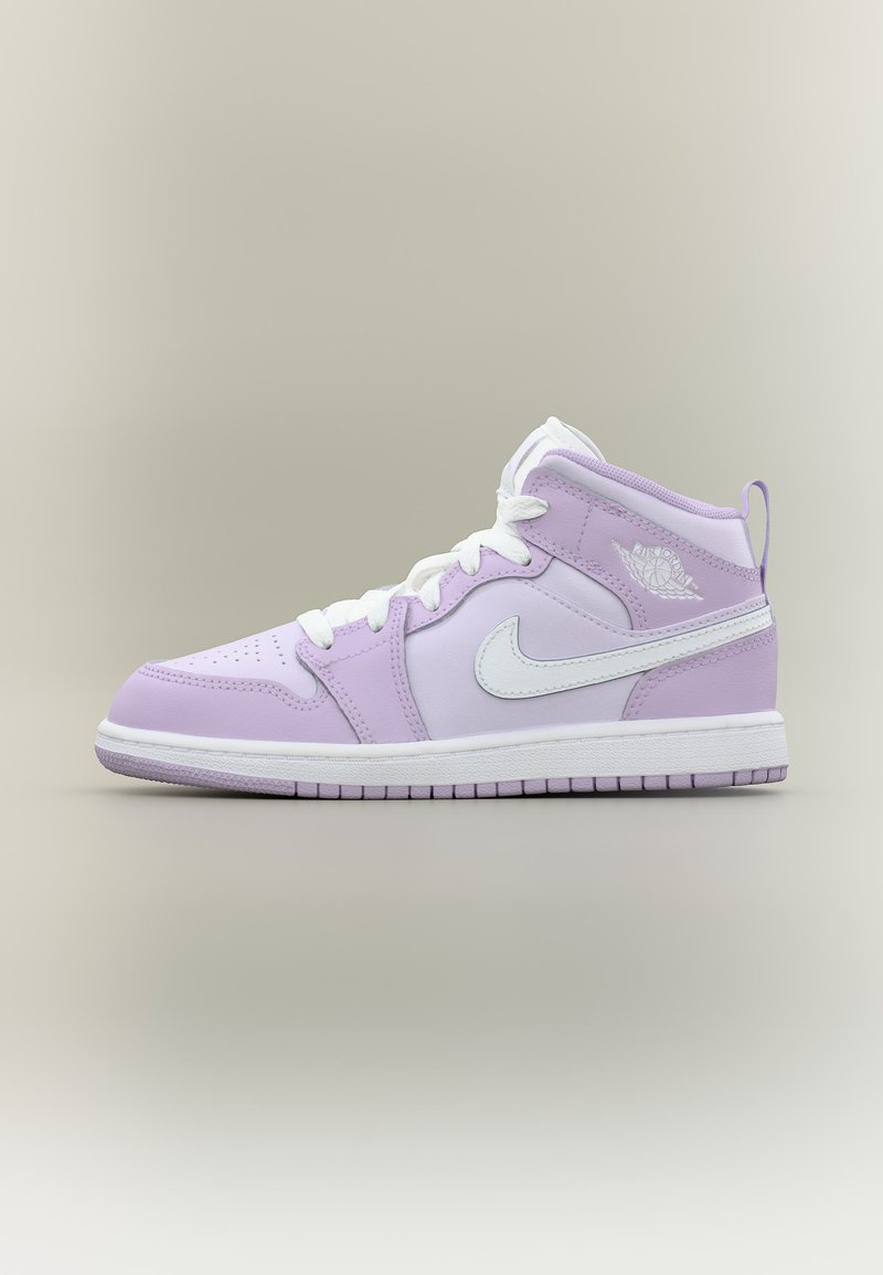 Baskets Nike Air Jordan mid-top violettes et blanches avec lacets et semelle blanches sur un fond neutre.