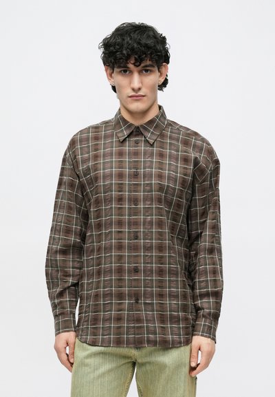 Brązowa koszula w kratę z długim rękawem, zapinana na guziki, z kołnierzykiem oraz kontrastującymi zielonymi i białymi liniami. Lekka tkanina o gładkiej fakturze.
