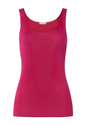 Canotta fucsia senza maniche con scollatura a girocollo, forma aderente e tessuto senza cuciture su sfondo bianco.